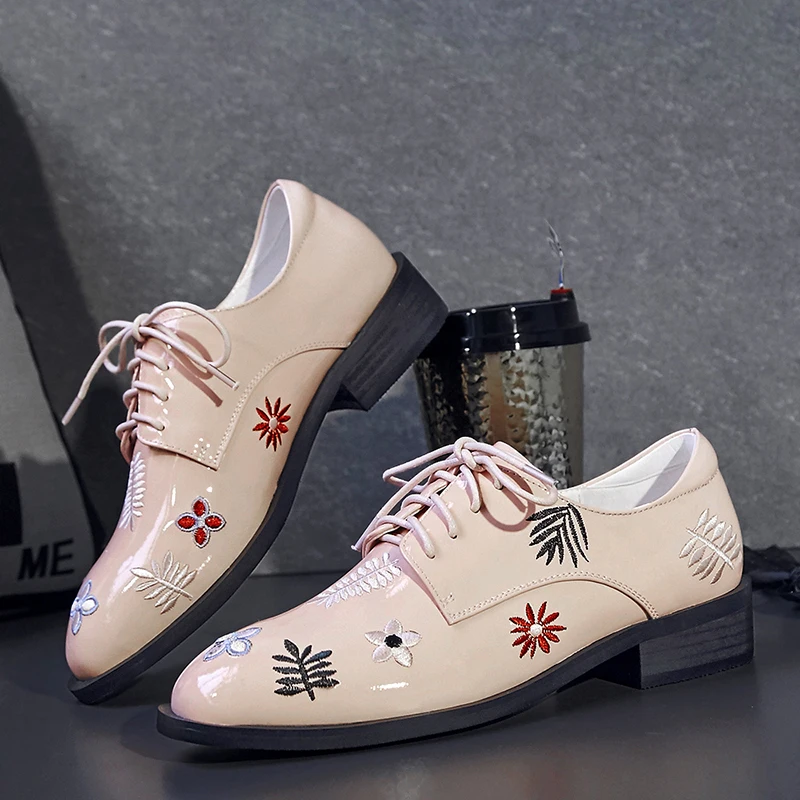 Женские туфли из лакированной кожи с вышитыми цветами; удобные туфли-оксфорды на плоской подошве; фирменный дизайн; удобные весенние броги на шнуровке
