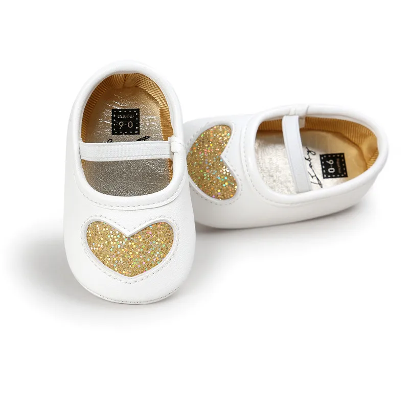 Стильные детские мокасины из искусственной кожи с сердечками; обувь для малышей и девочек; модная мягкая подошва с кисточками; обувь для новорожденных; CX121C