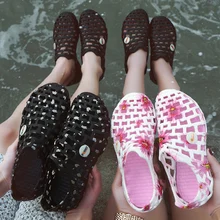 Для женщин воды сандалии Летние тапочки легкий КРОК пляжные Повседневное плоской подошве слипоны Вьетнамки Для мужчин Mickes Мышь классический Дачная обувь