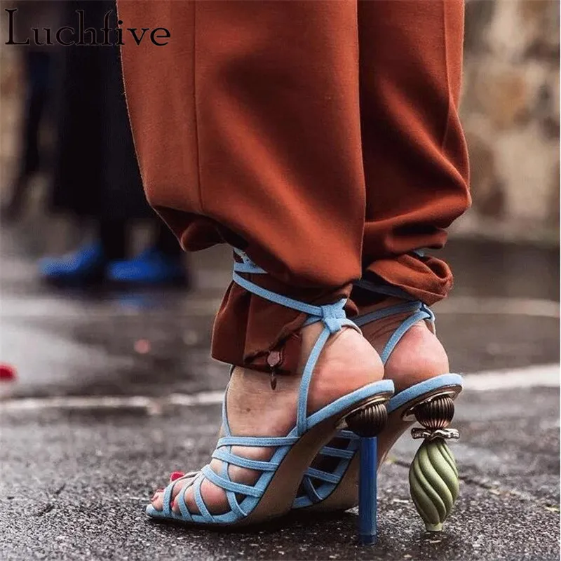 Пикантные Необычные летние босоножки на высоком каблуке; обувь с вырезами и ремешком на щиколотке с пряжкой; женские модные сандалии с открытым носком светло-синего цвета для девочек