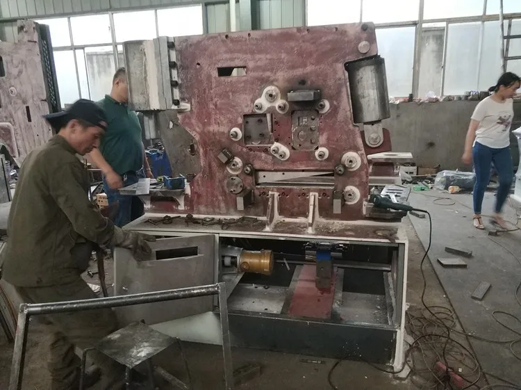 Mult functional Q35Y-30T hydraulic ironworker machine, combined punching and cutting for metal sheet