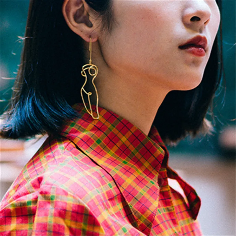

Timlee E022 Personality Creative Design Classic Line Hollow Human Body Metal Long Earrings Temperament Accessories Wholesale