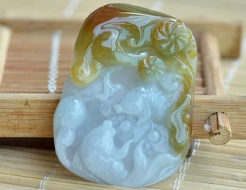 

Exquisite carving material exquisite moist Huang Fei carvings of fish every year a jade pendant with certificate
