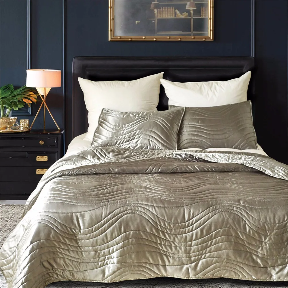 

Europe Luxury Coverlet Set Wedding Decoration Solid Thick Bed Spread Satin Silk Bedcover 3pcs Quilt Bedspreads for US Queen King