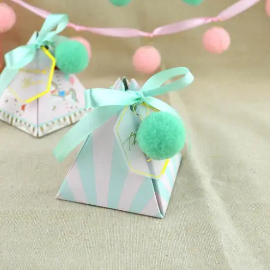

100 X Pink / Blue Carousel Triangular Pyramid Baby Shower Candy Box Bomboniera Birthday Party Decoration Baby Baptism Gift Boxes