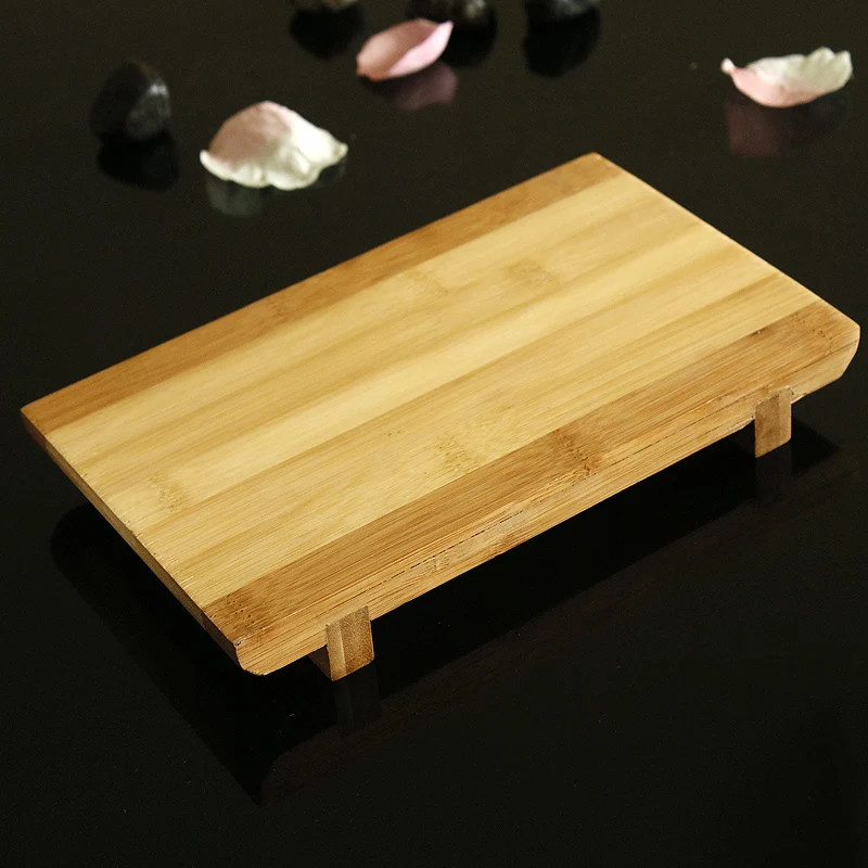 Суши на деревянной доске. Подставка для роллов деревянная. Дощечка для роллов. Доска для роллов. Ролл.