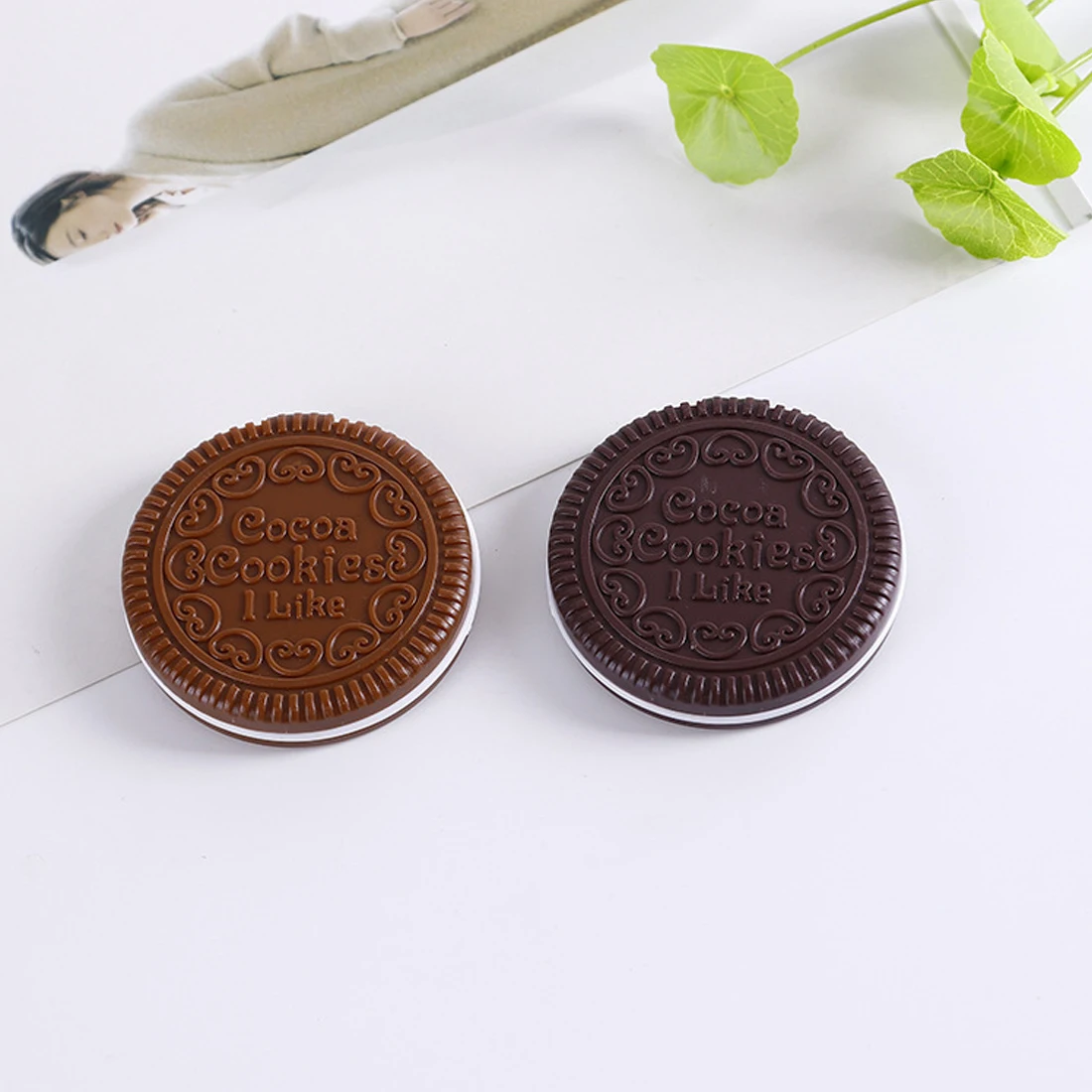 

Cute Chocolate Cookie Shaped Design Makeup Mirror with Comb Lady Women Makeup Tool Pocket Mirror Home Office