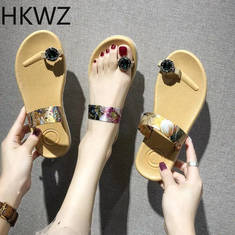 

2019 summer brand new floral beaded fashion flat bottom toe sandals Korean fashion Bohemian pearl women's wild sandalsSize 35-40