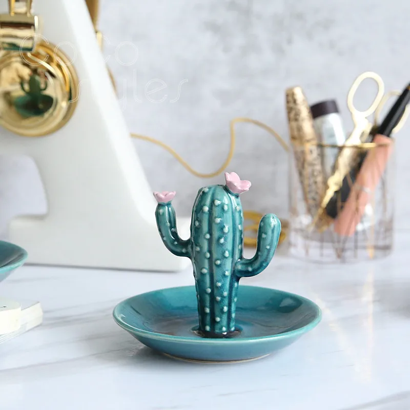19 Ceramic jewelry dish  (1)