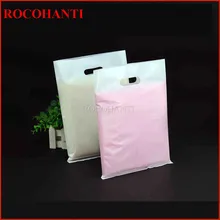 100x заказной логотип напечатанный пластиковый мешок для Покупок Сумка для футболок Заказная высеченная ручка пластиковая упаковка для розничной продажи сумки для переноски