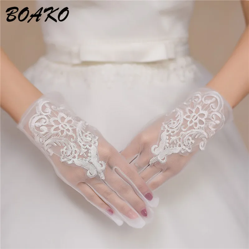 

Short White Tulle Wedding Gloves Wrist Length Finger Bridal Gloves for Women Lace Appliqued Beaded Bridesmaid Gloves Accessories