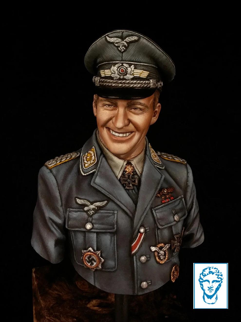 

[Loong Way Miniatures] Alexandros Models Hans-Ulrich Rudel, Stuka Pilot BUST Resin Miniature