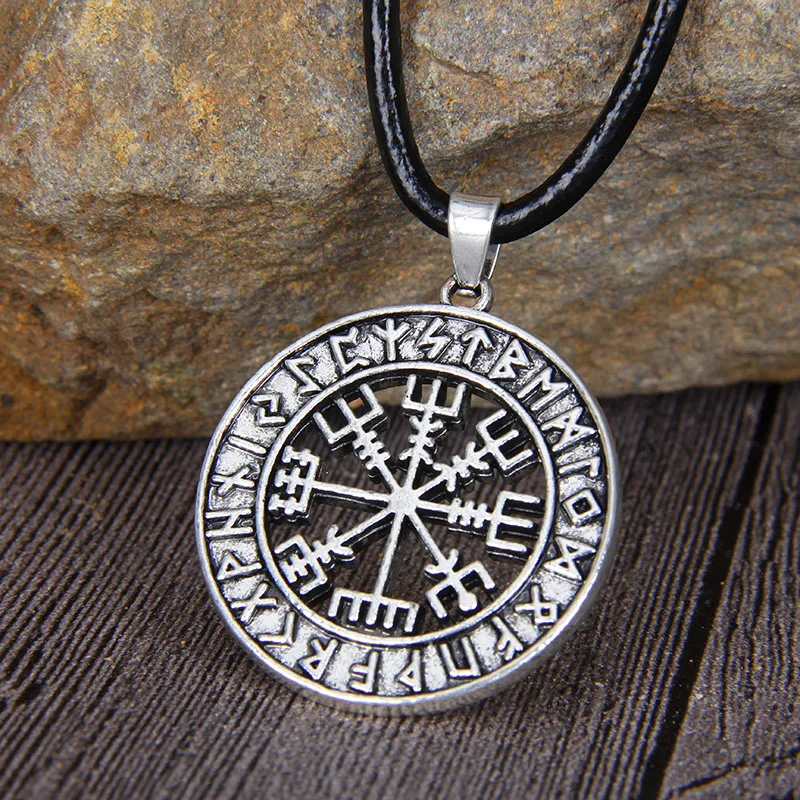 فايكنغ الآيسلندية Vegvisir خوذة الرعب في رونيك دائرة قلادة السحرية عصي البوصلة رون تميمة فحام قلادة دروبشيبينغ