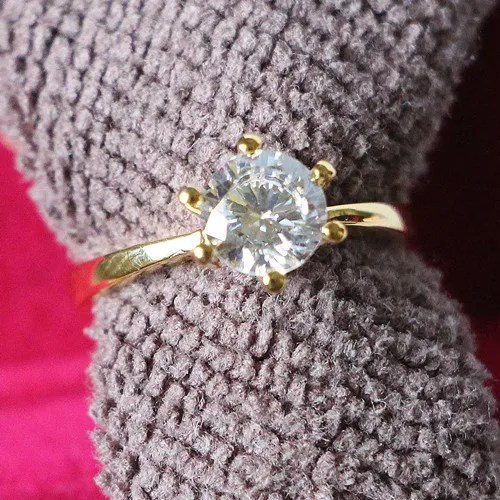 

Solid 24K Yellow Gold Color Korean Fashion 6 Prongs Setting 0.6CT SONA Simulate Diamond Engagement Ring Solitaire Jewelry Silver