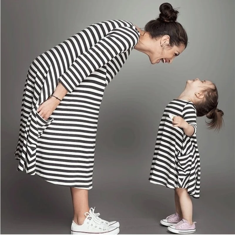 Модные одинаковые комплекты для семьи в полоску для мамы и детей; Одежда для маленьких девочек; платье для мамы и дочки; детское платье; одежда