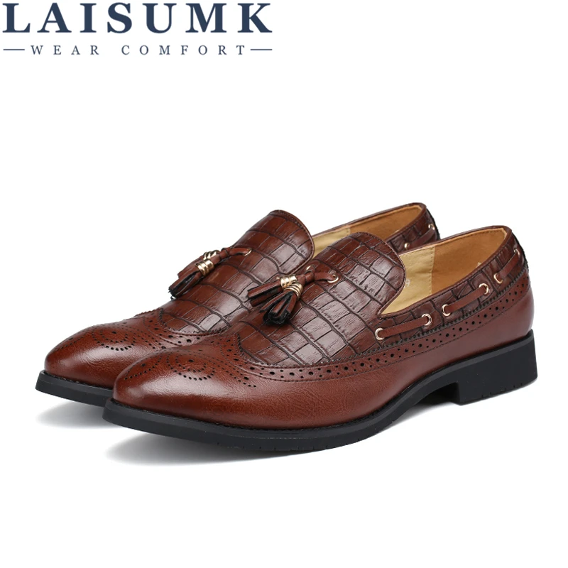 LAISUMK British Wind Pointed Tassel Carved Bullock Shoes Men's Flats Shoes Slip-on Bullock Tassel Man Oxfords Driving Shoes