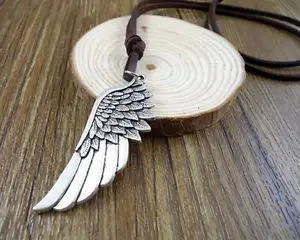 

SanLan Collar de cuero con colgante de ala de angel necklace