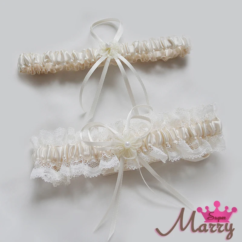 

2pcs /set Wedding Garter Set Lace Flower Bridal Garter Pearl and Bowknot Garter and Toss Garter Set on Ivory Lace