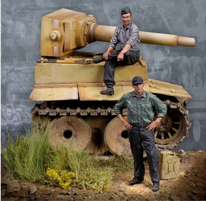 

1/35 Resin Figure Model Kit Unassambled Unpainted 951(2 figures and tank)