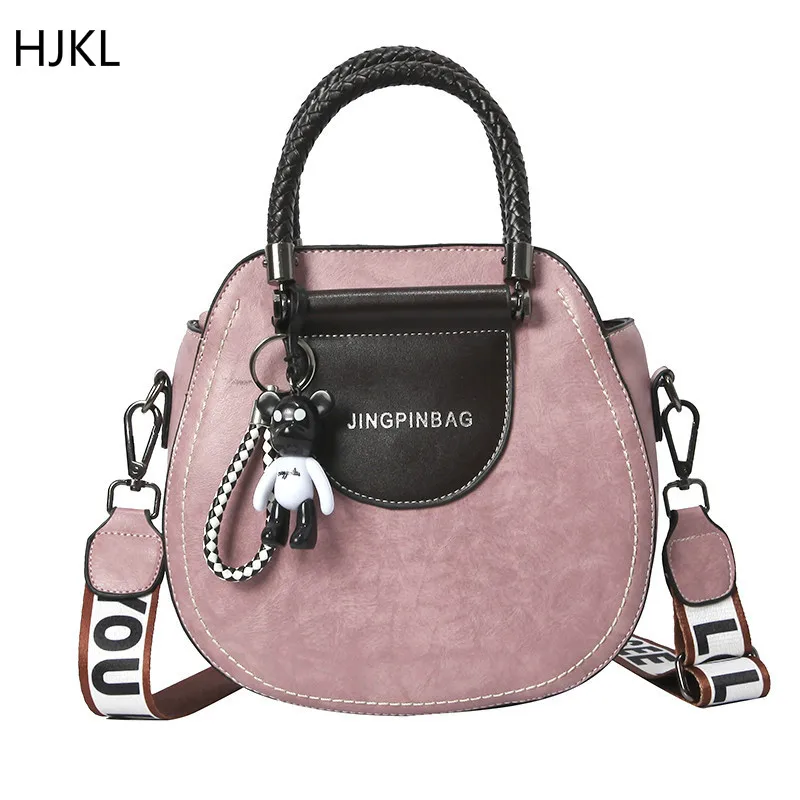 

2020 New Women's Bag Shoulder Bag Bear Bear Pendant Semi-circular Bag Fashion Trend Retro Bag Large Capacity for All Occasions