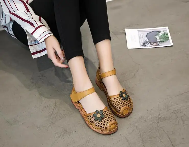 Летняя мода Китай Стиль обувь из натуральной кожи, открытые женские кожаные сандалии С Вырезанным цветочным лодыжки-Обёрточная бумага леди обувь 20190507