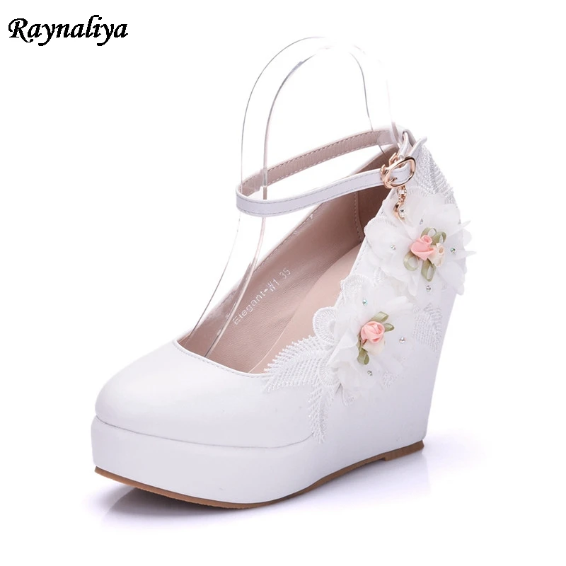 round toe wedge heel