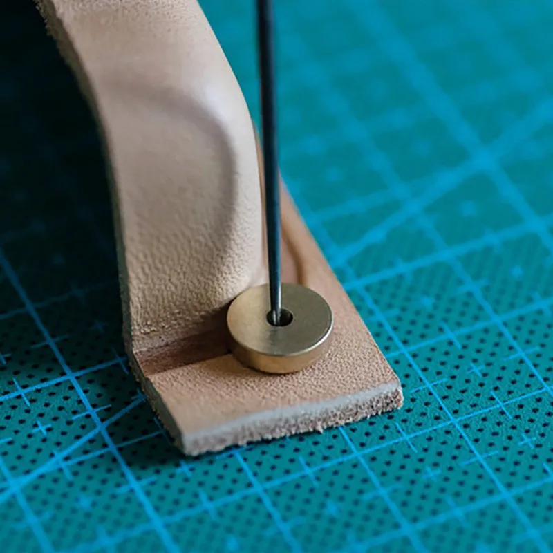 Она любит 6 шт./компл. ног круговой поля резки Spacer Круглый диск латунь Leathercraft