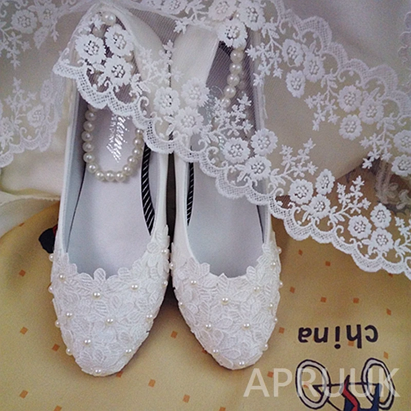 Свадебные туфли на танкетке 3 см с белым кружевом и жемчугом; эластичные бусины на ремешке ручной работы; Свадебная обувь