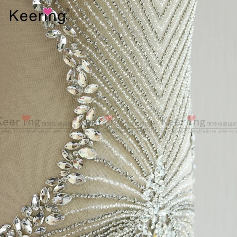Очень красивые блестящие павлин-shape форме, благодаря чему создается ощущение невесомости с большой блестящий Стекло камень свадьбное платье со стразами аппликацией WDP-151