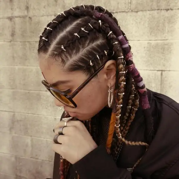 Круглые кольца на косу. Брейды с канекалоном с челкой. Кольцо плетеное золотое. Косички и колечки а в руках. Обручальные кольца плетеные.