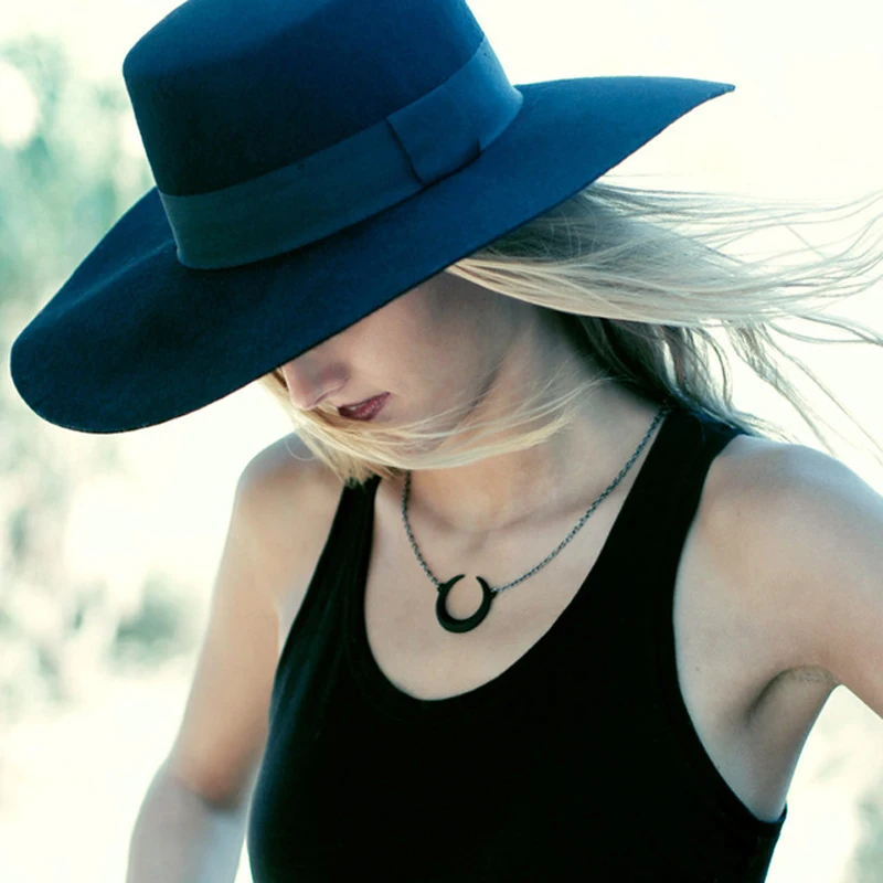 

Fashion Gothic Women Choker Necklaces Vintage Black Velvet Celestial Moon Crescent Statement Pendant Leather Necklace Jewelry
