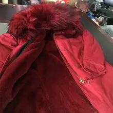 Хорошее качество модное красное вино искусственный мех внутри зимнее пальто из меха енота с капюшоном Женская куртка