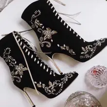 Черные замшевые женские ботинки с острым носком; женские ботильоны на шнуровке со стразами и цветами; женские пикантные модельные ботинки на металлическом каблуке