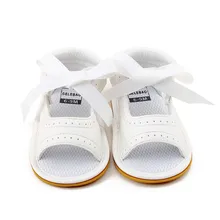 Delebao/ г. новая стильная обувь для маленьких девочек белые сандалии для новорожденных из искусственной кожи на резиновой подошве со шнуровкой в горошек