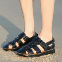 Брендовые летние мягкие мужские сандалии на плоской подошве из натуральной кожи; дышащие отверстие; пляжные повседневные качественные прогулочные сандалии