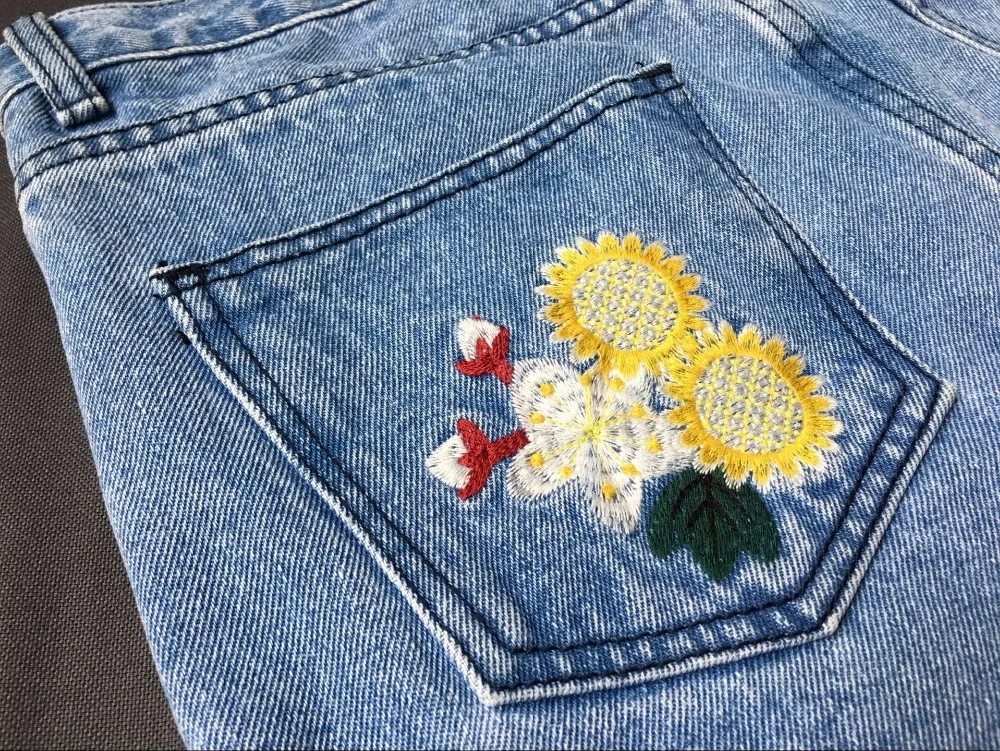 вышивка гладью на штанах. вышивка на кармане джинс. отстрочка на задних карманах джинс. вышивка гладью на джинсах. джинсы с вышивкой.