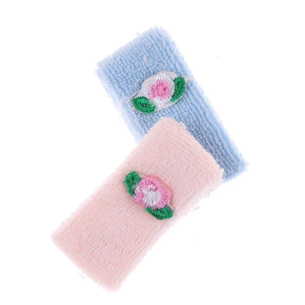 

2PCS/Set 1/12 Dollhouse Miniature Towels Pink And Blue Wash Cloth Dollhouse Bathroom Wash Accessories