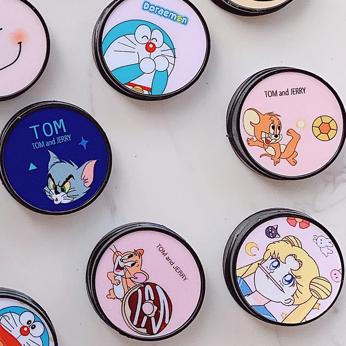 

Sailor Moon Monsters Doraemon Tom Jerry Buzz Dumbo Pattern Expanding Finger Holder Universal Mobile Phone Stand Bracket