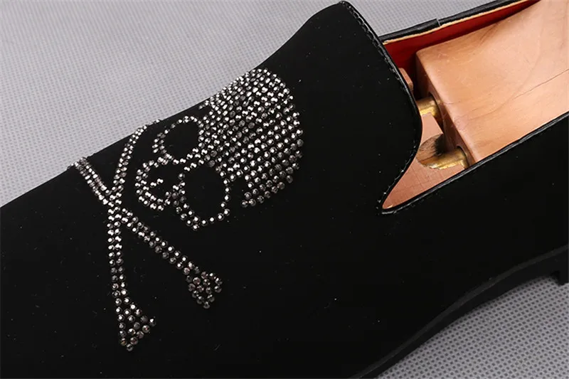 Роскошные Для мужчин дизайнерские изображением пиратской эмблемы с черепом Стразы в джентльменском стиле туфли на плоской подошве; модная повседневная обувь с подвесками торжественное платье для выпускного вечера обувь