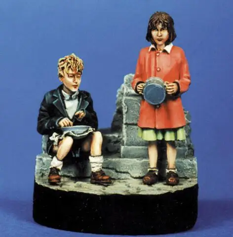 

1/35 Resin Kits WWII Civilian (boy and girl), no include base