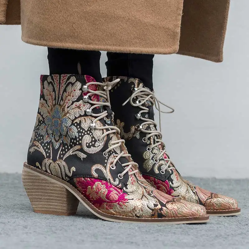 Женская повседневная обувь на высоком каблуке; ботильоны на шнуровке с вышитыми цветами; женские ботильоны; обувь из шелкового атласа