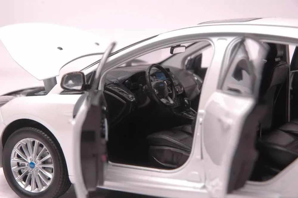 Ford Focus 2015 car model in scale 118 white (6)