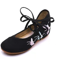 Женские парусиновые балетки ручной работы на плоской подошве с цветочной вышивкой; сезон весна; женская повседневная обувь из джинсовой ткани с высоким берцем и ремешком на щиколотке в винтажном стиле