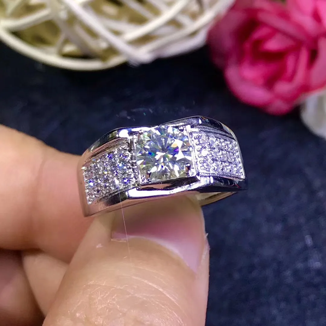 Мужские кольца Moissanite, в настоящее время самые популярные драгоценные камни, имеют высокую твердость, сравнимую с бриллиантами. 925 серебро