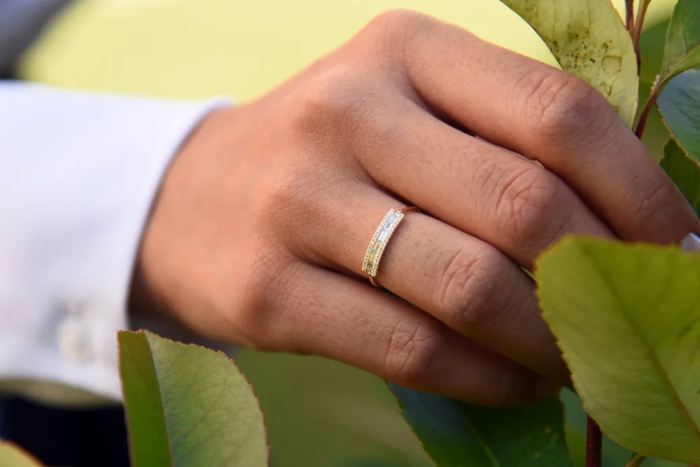 Huitan минималистский свет кольцо предложение кольцо для девушки помолвка юбилей Кристалл кольцо группа модное Ювелирное кольцо