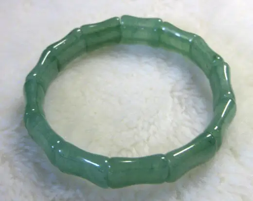 

FREE SHIPPING>> Lady's elegent & charming green jade Elastic bracelet 5.30