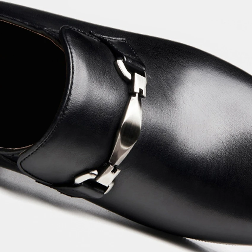 Классические модельные мужские лоферы из натуральной кожи с острым носком и металлическими наконечниками; мужские свадебные туфли ручной работы на высоком каблуке 5 см; HQS390