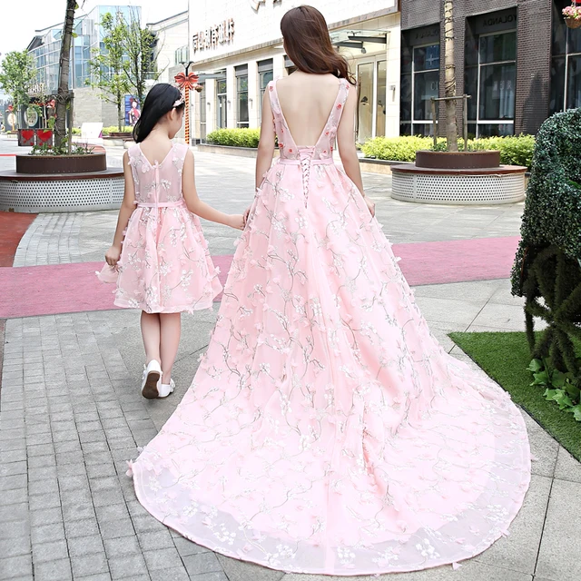 Mother Daughter Dresses for Family Wedding Dress Flower Mom and Kids Lace Embroidery Party Wedding Ball Gown Clothes Outfit
