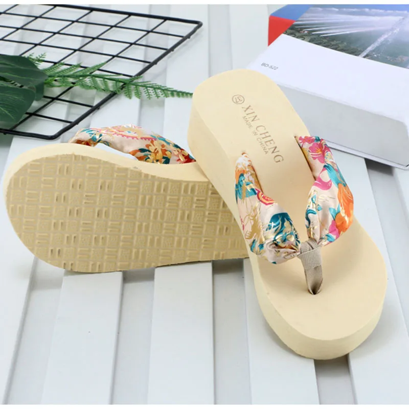 Женские пляжные сандалии; новая пляжная обувь на толстой подошве; нескользящие и износостойкие шлепанцы с принтом