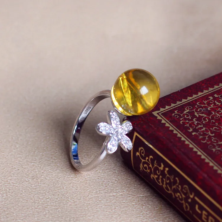 

women's minimalist aesthetic petals sac opening ring drill